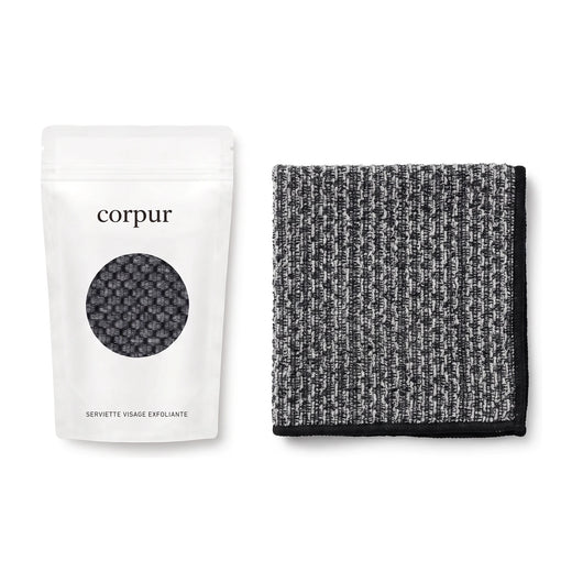 Serviette visage exfoliante Corpur pliée, à côté de son petit sachet corpur